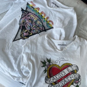 Coola tröjor från Zadig & Voltaire🩷 - Två coola vita t-shirts från Zadig & Voltaire. Säljer båda tillsammans för 400kr och var för sig 250/st. Om ni har frågor är det bara och skriva! Jag kan även tänka mig att sänka priset vid snabb affär!!💗💗💗💗 Tröjarna är aldrig använda och i nytt skick!