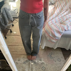 Jeans med knytning - Halloj! Säljer dessa super snygga jeans som jag fick två par av🩷 Lappen sitter kvar så dom är helt nya