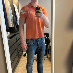 Orange kortärmad pikétröja från Moncler - Säljer denna mocler piké i storlek xl barn men borde passa någon som är i storlek s eftersom den är för liten för mig 