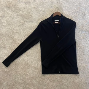 These glory days Cardigan - En fet stickad cardigan från these glory days, Skick 8/10 Nypris 1000kr vårat pris 399 kr