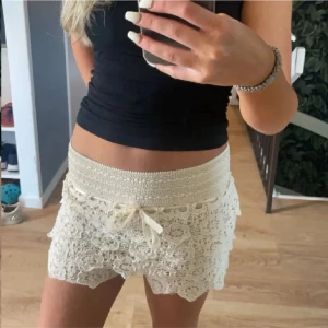 SÖKER dessa/liknande lågmidjade spetsshorts i XS - Jag söker dessa shorts i spets i svarta eller vita, helst vita…. om inte annan fin färg. Skriv gärna till mig om ni äger så kan vi diskutera pris. Köper gärna, storlek XS