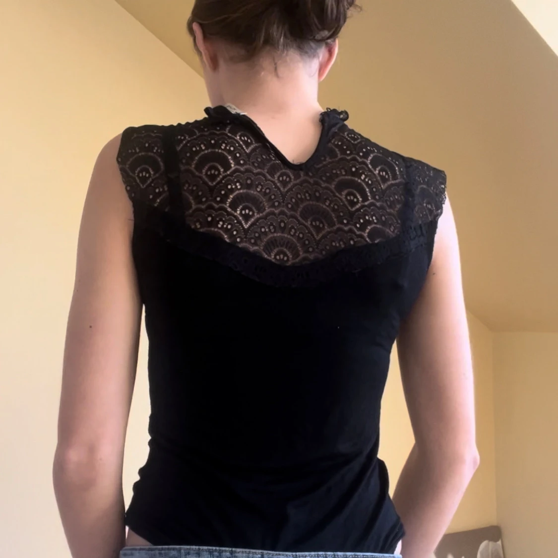 Svart ärmlös topp från Voyelles - 2