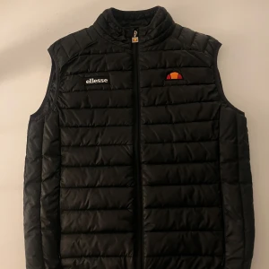 Svart väst från Ellesse - Snygg svart väst från Ellesse. Säljer nu min inprinic aldrig använda väst i storlek S. Den är i väldigt bra skick. Här gärna av er vid fler frågor eller bilder😀 