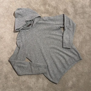 Kashmir hoodie - Oscar Jacobsson - Oscar Jacobsson | grå | Kashmir hoodie | nytt skick | tag och kvitto finns | snabb frakt | besvarar eventuella frågor!