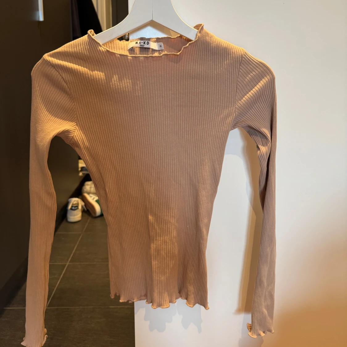 Beige ribbad topp från NA-KD - 1