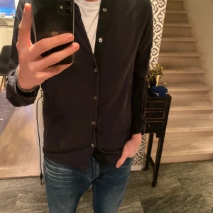 Svart skjorta från Zadig & Voltaire - Snygg svart skjorta från Zadig & Voltaire i 100% bomull. Mycket bra skick och är tunn och lätt.       Nypris 1800 kronor