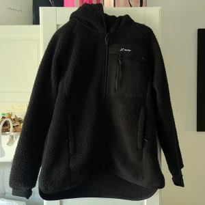 Revolution race jacka - Mjuk jacka i fint skick! Sparsamt använd och passar perfekt nu till våren eller de svala sommarkvällarna💕