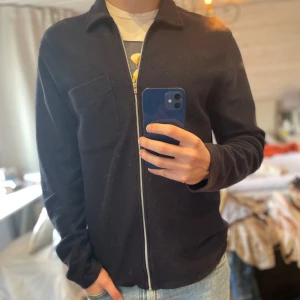 Overshirt från brothers - Helt ny tröja/overshirt från brothers i storlek L, aldrig använd. Nypris 899.