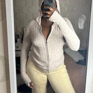 Beige ribbad hoodie med dragkedja - Säljer en beige ribbad hoodie med dragkedja framtill. Tröjan har långa ärmar och en mysig huva 🤍