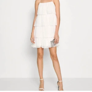 Vit volangklänning från vila! - Vit volangklänning från vila. St 34, xs-s. Perfekt sommarklänning eller för student. Använd ca 2 ggr och nyskick😚Pris kan diskuteras 