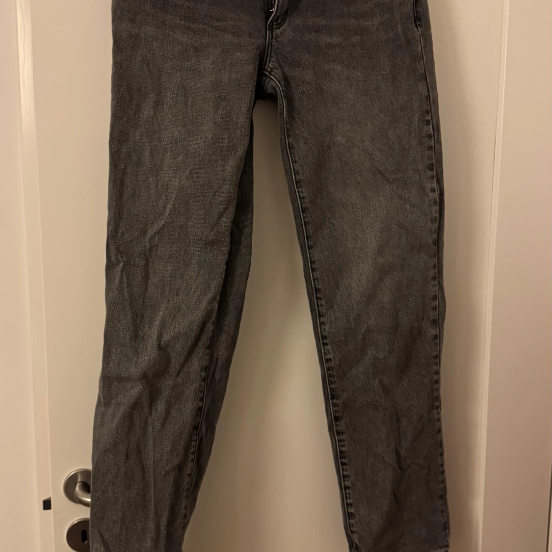 Grå jeans