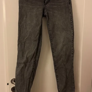 Grå jeans - Snygga grå jeans med låg midja och rak längd. Klassisk design med fem fickor. Modell 99 low straight från Abrand. Oandvända