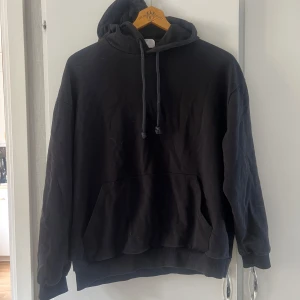 Svart hoodie från ASOS DESIGN - Säljer en svart hoodie från ASOS DESIGN med en  grafisk design på baksidan. Den är inte så tjock så den passar perfekt till vår & sommarkvällar ☀️🌸