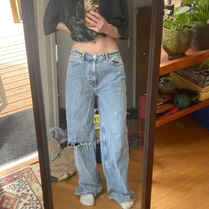 Oversized blå jeans - Säljer ett par oversized blå jeans med ledig stil och en avslappnad passform.  Byxorna är lite söndriga längst ner baktill pga att dom är långa, går att klippa av/sy upp. Waiat 27 length 32
