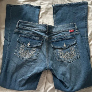 Jeans - Säljer blåa jeans från hm som är för stora för mig, aldrig använt dem😊