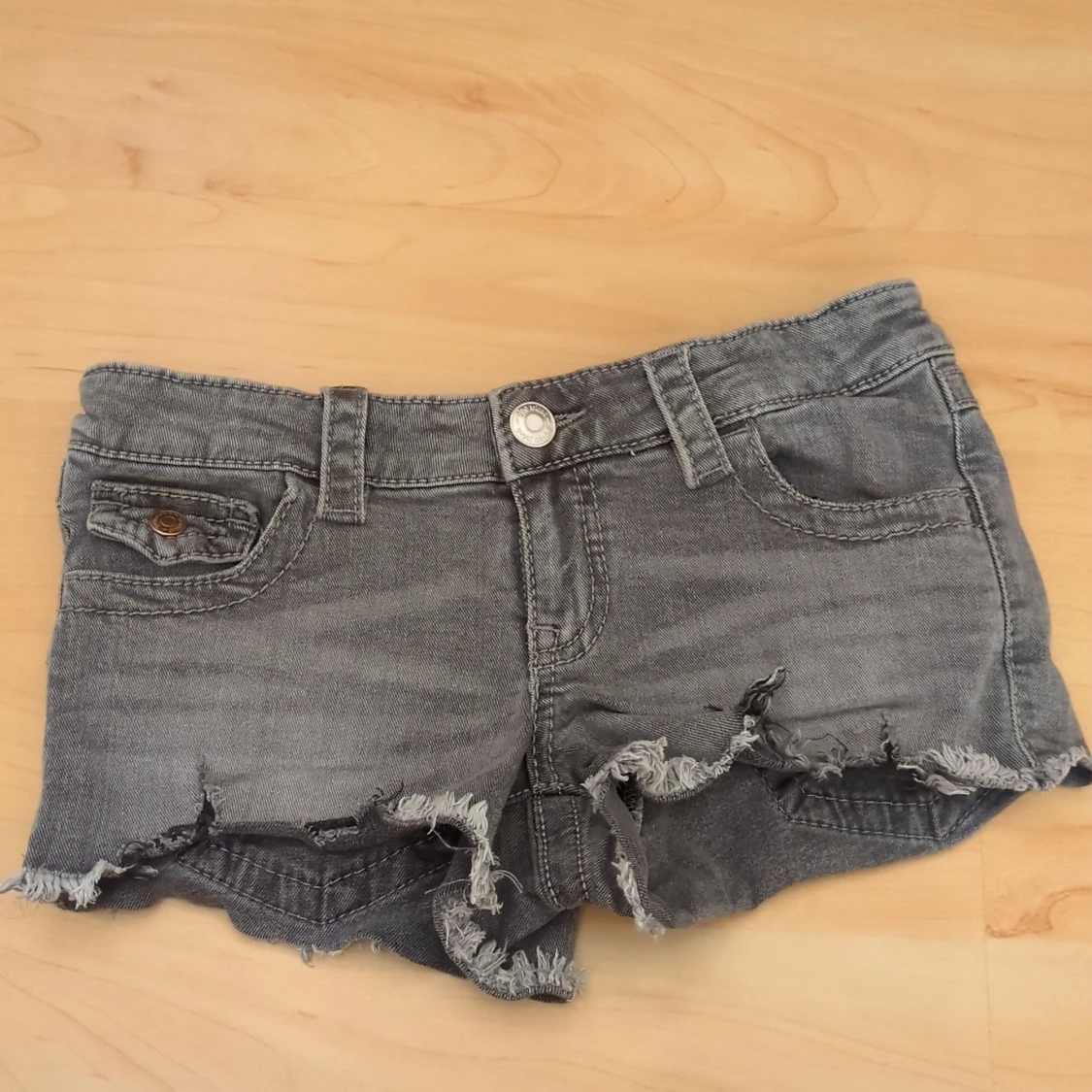 Grå jeansshorts - 1