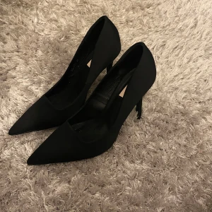 Svarta klackskor  - Säljer dessa fina klackskor ifrån Nelly i storlek 37. Har endast använt skorna vid ett tillfälle! Nypris 400kr 💕