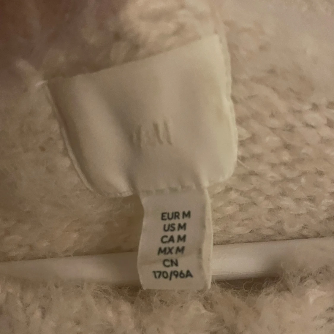 Beige/vit fluffig tröja från H&M - 2