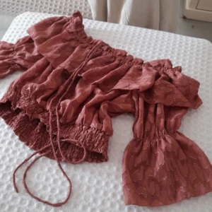 offshoulder blus från H&M - Säljer en snygg offshoulder blus från H&M i mycket fint skick, storlek 38 och sitter bra på mig som vanligtvis har S/M❤️