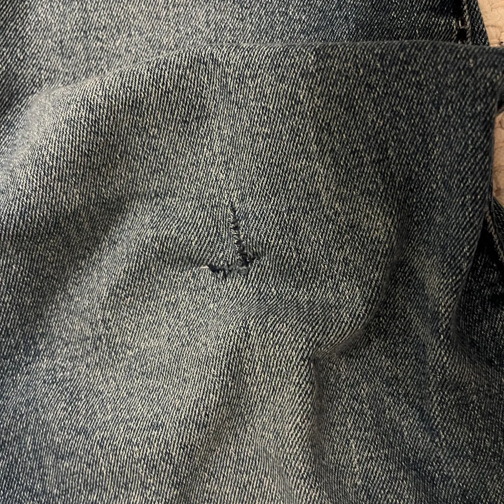 De gick bara att lägga upp 5 bilder så hör av dig om du vill ha fler bilder! Jeans från true religion i modellen ricky(straight) storleken är 31. OBS! Jeansen har två lagade hål, se tredje sista bilderna! Hålen är lagade bra och har hållt länge utan att öppnas, har även sytt med jeanslapp på innesidan för att förstärka hålen.. Farkut & Housut.