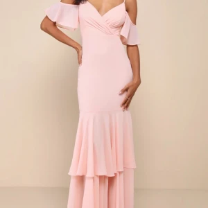 Balklänning  - Säljer nu min fina rosa balklänning, köpte den på Lulus för 1450kr nypris passar mig som är 165cm skulle säga att den är storlek 34/36 eller xs/s. Skriv för frågor 