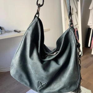 Mörkblå väska från Suri Frey - Snygg mörkblå axelväska från Suri Frey i bra skick!😃🌸