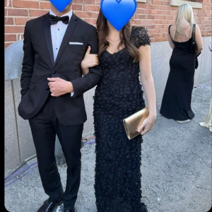 Ida Sjöstedt gigi dress - Intressekoll!! Min balklänning från Ida Sjöstedt som är i modellen gigi dress. Går inte att köpa i svart längre då den är från en gammal kollektion💕💕 Sitter superbra på kroppen perfekt balklänning! Har vikt/sytt upp innertyget så att de är samma långd som spetstyget. Klänning är lång på mig som är 167 och var även lite lång när jag hade klackar! Går att sy upp efter önskad längd. Nypris 8000 kr