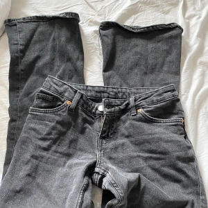 Svarta jeansbyxor - Svarta jeans med fickor baktill, lowwaist.