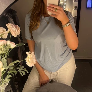 Ljusblå t-shirt från Pieces - Säljer en  t-shirt från Pieces i en jättefin färg💙perfekt till sommaren och är i ett jättefint sick!! Den är knappt använd. Toppen är liten i storleke, så den är i storlek L men passar mer M-XS beroende på passform💌