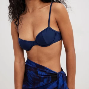 Blå bikinitopp - Säljer en marinblå bikinitopp från NA-KD i storlek 70A, liten i storlek 🫶🏻 Använd 1 gång!