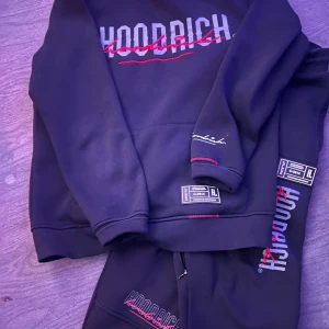 Svart / röd hoodrich tracksuit - Använt skick, men inga hål eller fasta fläckar osv. Kan gå ner i pris vid snabb affär!