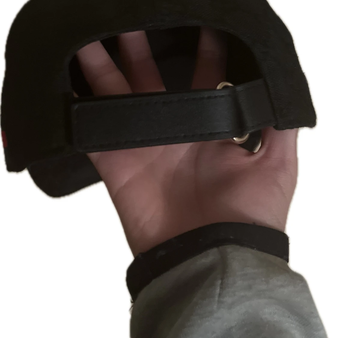 Svart keps med randig detalj - 2