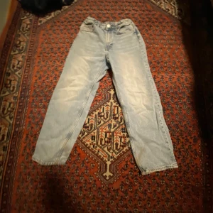 Ljusa jeans från H&M - Säljer ett par ljusa jeans från H&M. De har en klassisk design med knapp och dragkedja framtill. Perfekta för en avslappnad stil. Bagi 
