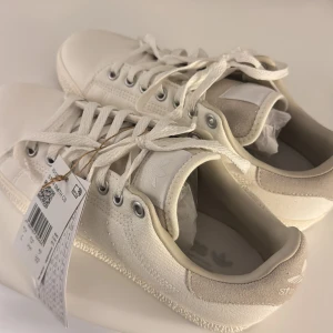 Adidas Stan Smith  - Snygga stan smiths i tyg från adidas, säljer då de ej går att skicka tillbaka. Endast testade! Frakt tillkommer
