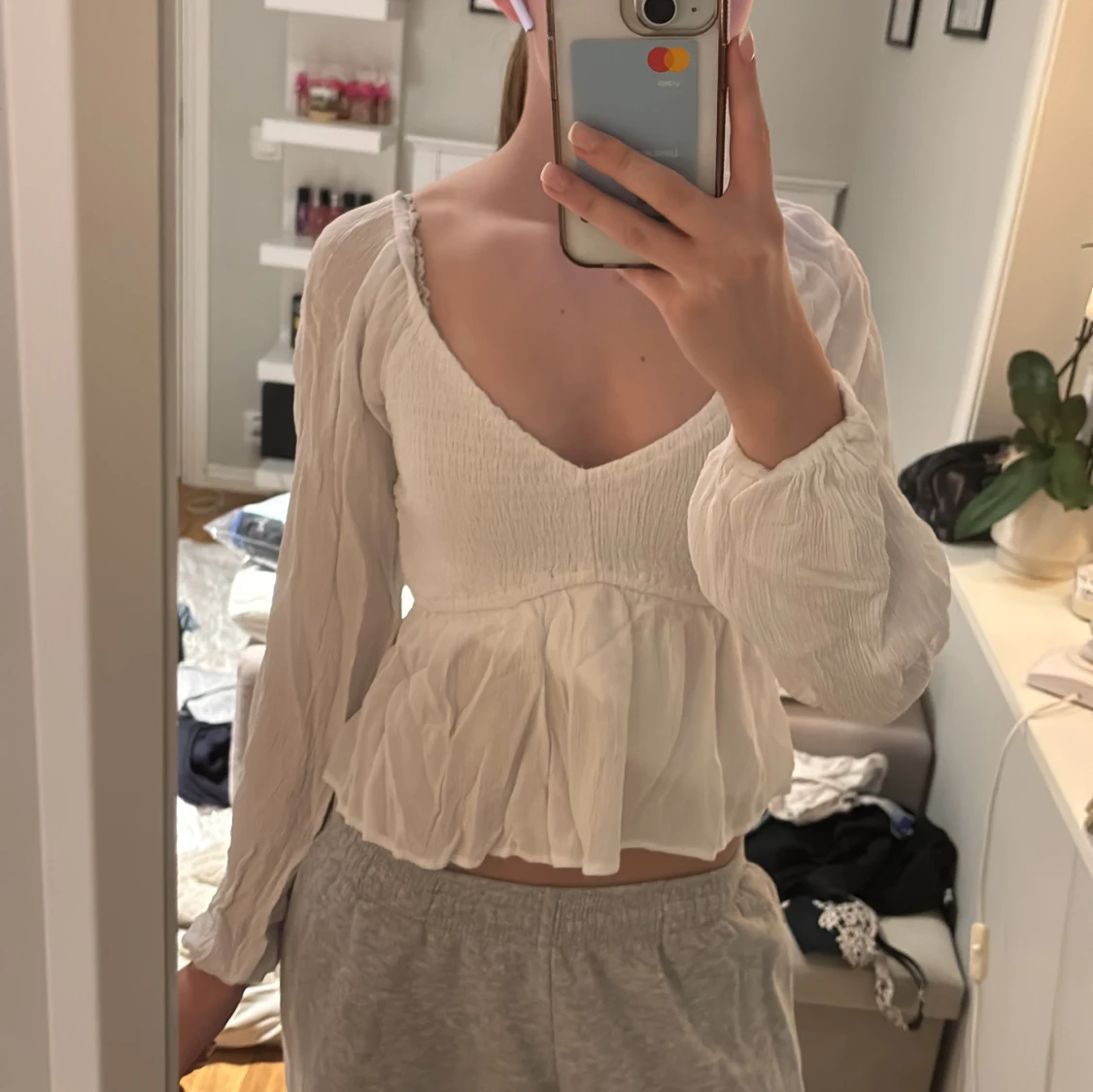 Vit blus med volangdetaljer - 1