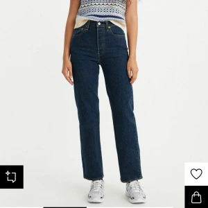 Mörkblå Levi’s jeans Ribcage Straight Ankle - Mörkblåa jeans från Levi’s i modellen Ribcage Straight Ankel. Storlek W29 L31.  Endast testade så dom är som nya. Sista bilden är från Zalando. Ser exakt ut som dessa. Nypris 1299kr. 