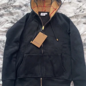 Svart hoodie från Burberry - Efterlängtad tröja som jag tyvärr måste sälja då den inte passar mig i storlek. Enbart använd 1-3 gånger då jag testat den för att se hur den passar och visat mina vänner. Helt nytt skick på den, priset är prutbart vid snabbt köp, så hör av er vid minsta fundering:)