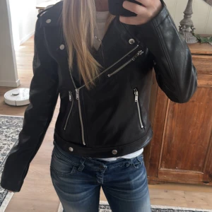 Skinnjacka  - Skitsnygg svart skinnjacka från Veromoda märket Noisy May! Helt oanvänd, bara testad. I storlek S och passar mig som bär XS🥰perfekt till våren! Originalpris:799