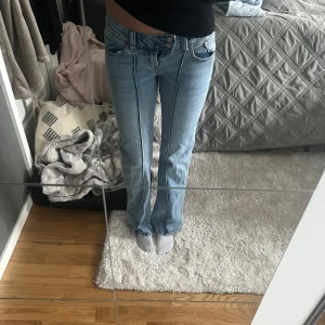 Blå bootcut jeans - Snygga blå bootcut jeans med låg midja och klassisk femficksdesign. Perfekta för en avslappnad stil.