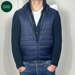 Zara Väst - Väst från Zara | Storlek: M - Skicket på västen är väldigt bra utan defekter - Vårat pris: 249kr - Modellen är 187cm och väger 89kg. 