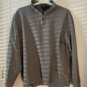 Ralph Lauren half zip  - Säljer den jätte fina tröjan som är i super fint skick och har inga problem 