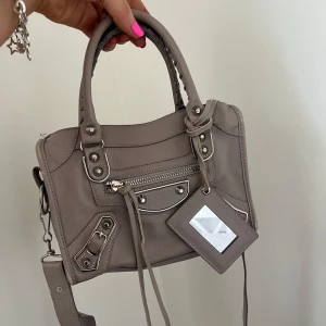 Handväska - liten handväska med axelband och spegel🤎 går att ha spegeln på olika sätt då snöret är rätt långt, 3 fack på insidan, supersöt 🫧har små tecken på användning som avskavd färg, skriv för mer info/bilder!