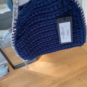 Egen virkad väska - En jättefin marinblå egen virkad handväska jag köpt här på plick! Knappast använd (Max 3-5 gånger)