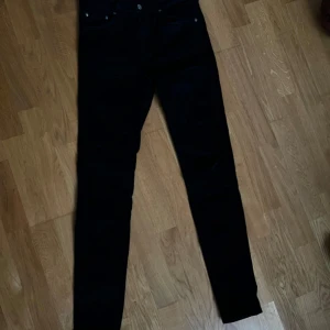 Nudie Jeans - Riktigt feta nudie jeans som sitter riktigt bra, enkla att match med och riktigt sköna! Snabb affär kan sänka priset. L31 W32