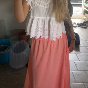 Korallfärgad långkjol - Säljer denna snygga långkjol som passar perfekt nu till sommarn. säljer då den inte kommer till användning och är lite för lång för mig. Skriv för frågor!💞
