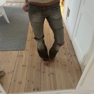 Grå jeans med slitningar - superfina lågmidjade gråa jeans som tyvärr inte passar mig!!❤️