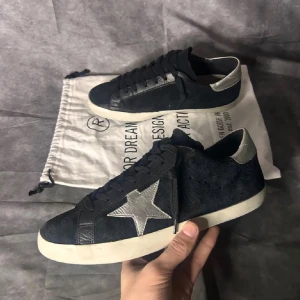 Golden Goose Unik - Säljer ett par unika svarta Golden Goose | Skick 9/10 | Strl 42, passar 43 | Pris 1800kr | Dustbag medföljer | Fraktar inom 24h | Bara att hör av dig vid frågor!