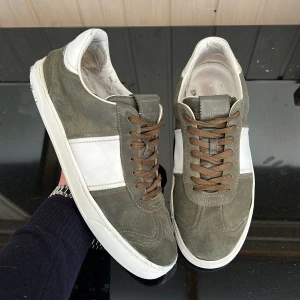 Valentino flycrew  - Säljer dessa sjukt snygga flycrews! Sjukt unik och eftertraktad färg! Inga byten. Size 42-43! Skick 7/10. Defekter? 3 nitar av samt några är replacement. Slitna hälar o heeldrag.  Vad ingår? Dustbag samt helt nya extrasnören! Hör av dig vid frågor eller andra funderingar 🤩