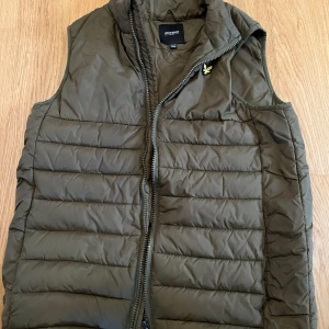 Lyle & Scott Väst  - Knappt använd 
