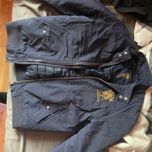 Morris Jacka - Hej! Har en morris jacka som är i väldigt fint skick. Den är i storlek S som jag gärna hade velat bli av med.  Priset är inte hugget i sten, så skicka ett meddelande vetja? Kan även hämtas i Mariestad❗